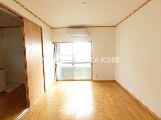 メゾンド須磨Ｂ棟の居間・リビング