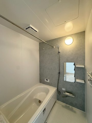 Adoble+アドブル＋小倉南区葛原本町4丁目2期　【小倉南区　新築戸建て】の浴室|足も伸ばせてゆったりできるユニットバス♪【小倉南区　新築戸建て】