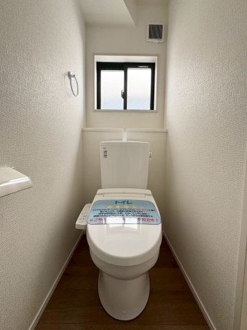 Adoble+アドブル＋小倉南区葛原本町4丁目2期　【小倉南区　新築戸建て】のトイレ|１階トイレは窓もあり明るく開放的♪　【小倉南区　新築戸建て】