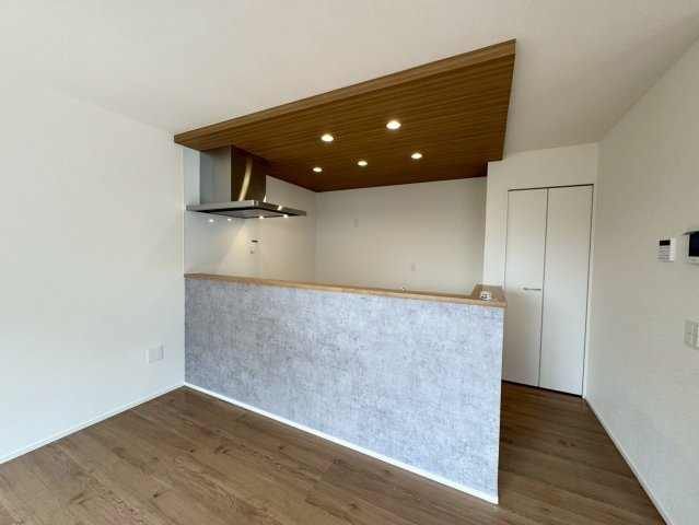 Adoble+アドブル＋小倉南区葛原本町4丁目2期　【小倉南区　新築戸建て】のキッチン|下がり天井がお洒落なカウンターキッチン♪　【小倉南区　新築戸建て】