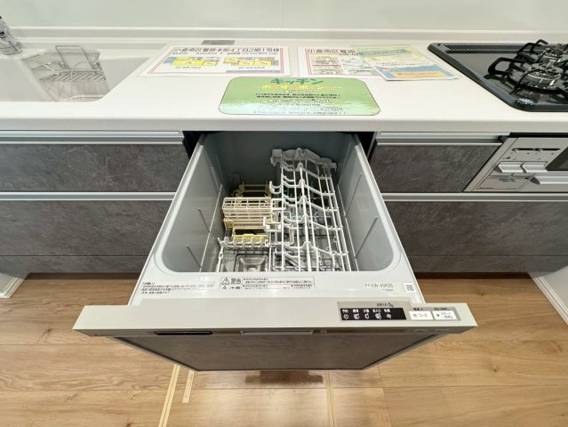 Adoble+アドブル＋小倉南区葛原本町4丁目2期　【小倉南区　新築戸建て】のキッチン|後片付けもラクラクな食器洗乾燥機付　　【小倉南区　新築戸建て】