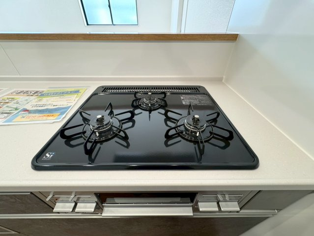 Adoble+アドブル＋小倉南区葛原本町4丁目2期　【小倉南区　新築戸建て】のキッチン|3口ガスコンロのシステムキッチン♪　【小倉南区　新築戸建て】