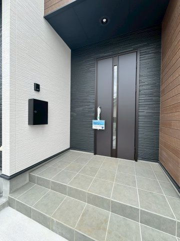 Adoble+アドブル＋小倉南区葛原本町4丁目2期　【小倉南区　新築戸建て】の玄関|玄関は雨に濡れない仕様で安心♪【小倉南区　新築戸建て】