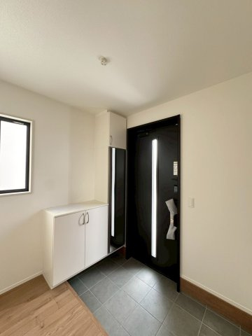 Adoble+アドブル＋小倉南区葛原本町4丁目2期　【小倉南区　新築戸建て】の玄関|シューズボックス完備の白を基調とした明るい玄関【小倉南区　新築戸建て】