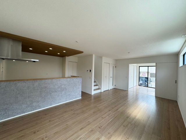 Adoble+アドブル＋小倉南区葛原本町4丁目2期　【小倉南区　新築戸建て】の居間・リビング|LDK全体が明るく開放的な空間♪　【小倉南区　新築戸建て】