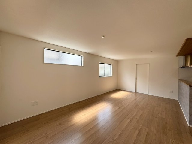 Adoble+アドブル＋小倉南区葛原本町4丁目2期　【小倉南区　新築戸建て】の居間・リビング|18.6帖の広々とした空間で、家族がゆったりとくつろげます。　【小倉南区　新築戸建て】