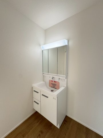 Adoble+アドブル＋小倉南区葛原本町4丁目2期　【小倉南区　新築戸建て】の独立洗面台|朝の身支度に便利な三面鏡の洗面化粧台♪【小倉南区　新築戸建て】