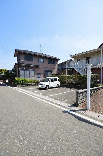 ファミールまどかの駐車場