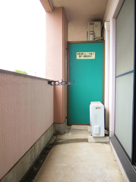 アザレアハイツ和泉野【キャッシュバック対象物件】のバルコニー|外からの目が気にならないバルコニーで洗濯物が干せます