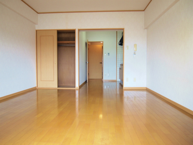 アザレアハイツ和泉野【キャッシュバック対象物件】の居間・リビング|ゆったり過ごせるリビングです