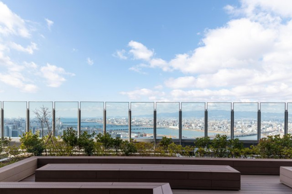 【その他共用部分】 | 【スカイテラス】地上約113ｍ！天空とダイレクトに繋がる。悠々たる、明媚な六甲山系のパノラマ。