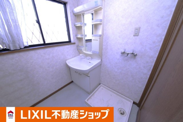 久喜市南２丁目 中古戸建の独立洗面台|明るい脱衣所