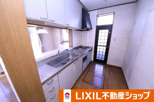 久喜市南２丁目 中古戸建のキッチン|勝手口のあるカウンターキッチン