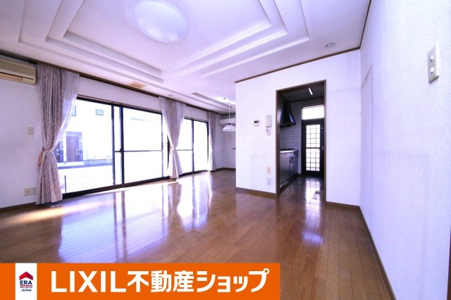 久喜市南２丁目 中古戸建の居間・リビング|陽当たりの良いＬＤＫ１７帖