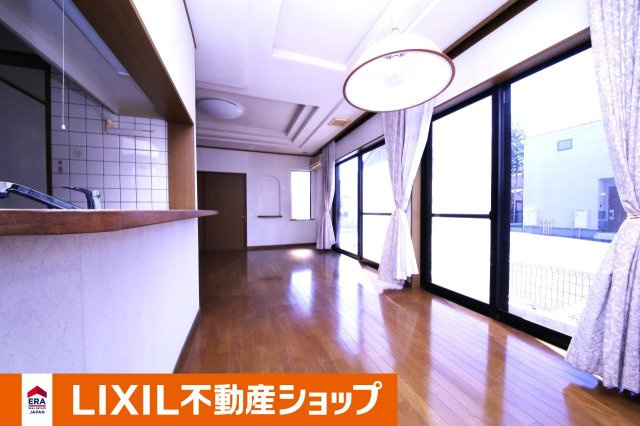 久喜市南２丁目 中古戸建の居間・リビング|陽当たりの良いＬＤＫ１７帖