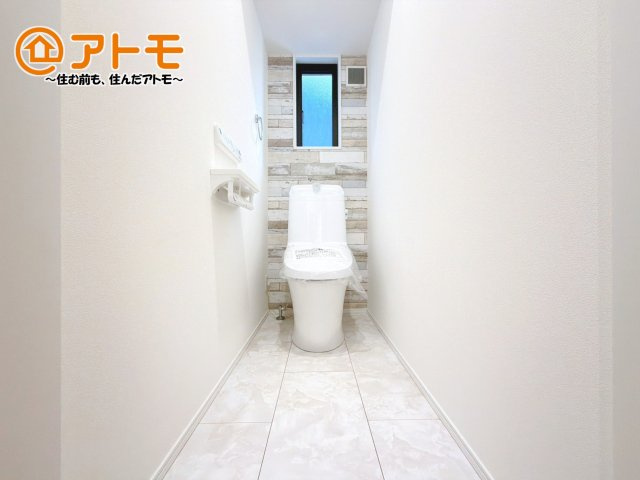 【トイレ】 | 沼津市岡宮　新築一戸建て　4号棟 | 窓があり換気もすぐにできる、清潔感のあるトイレです♪