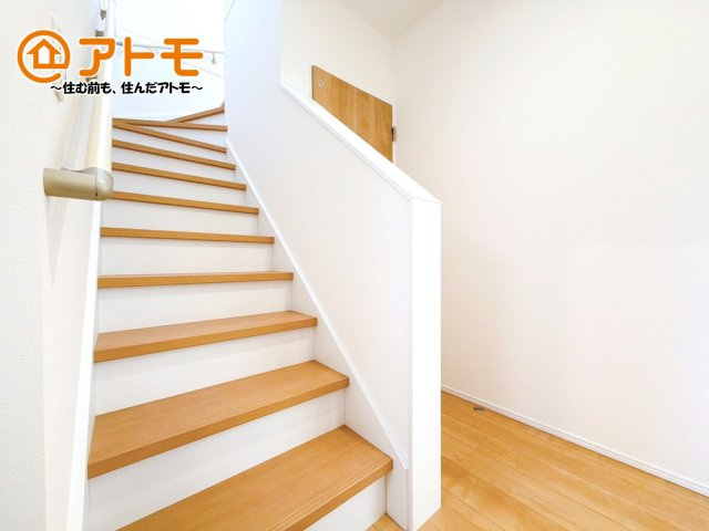 【内装】 | 沼津市岡宮　新築一戸建て　4号棟 | 階段は緩やかで手すりもついているので上りやすくなっています！
