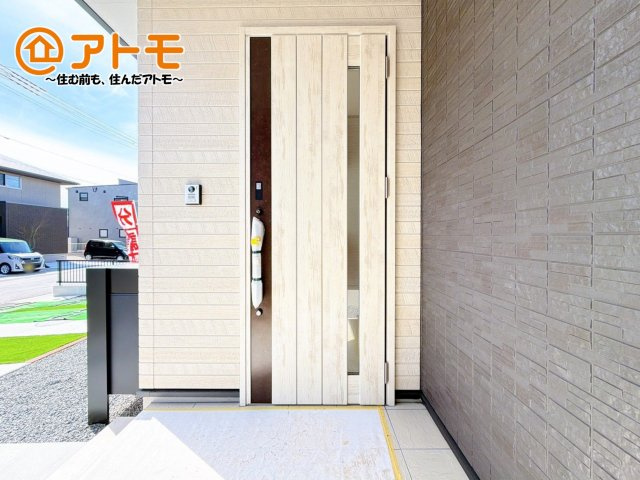 【玄関】 | 沼津市岡宮　新築一戸建て　4号棟 | 落ち着いた色合いの玄関はダブルロックで防犯性に優れた仕様になっています♪