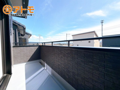 【バルコニー】 | 沼津市岡宮　新築一戸建て　4号棟 | やっぱり助かる広々バルコニー♪お布団や洗濯物を干せるのはもちろん、広々としたバルコニーで少しでも家事を楽ちんに！