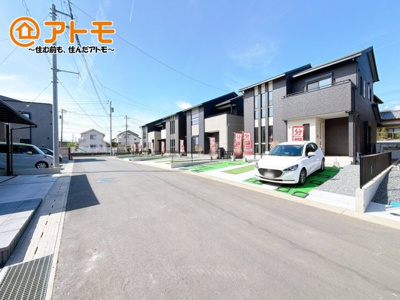 【前面道路含む現地写真】 | 沼津市岡宮　新築一戸建て　4号棟 | 前面道路も広いので駐車が苦手なママもらくらく駐車することができます♪