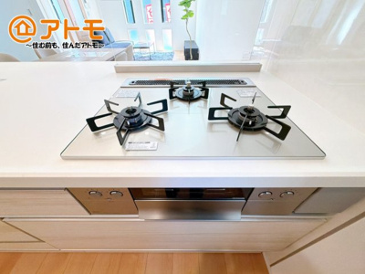 【設備】 | 沼津市岡宮　新築一戸建て　4号棟 | ３口コンロは使い勝手がよくお料理も楽しくなりそうです♪