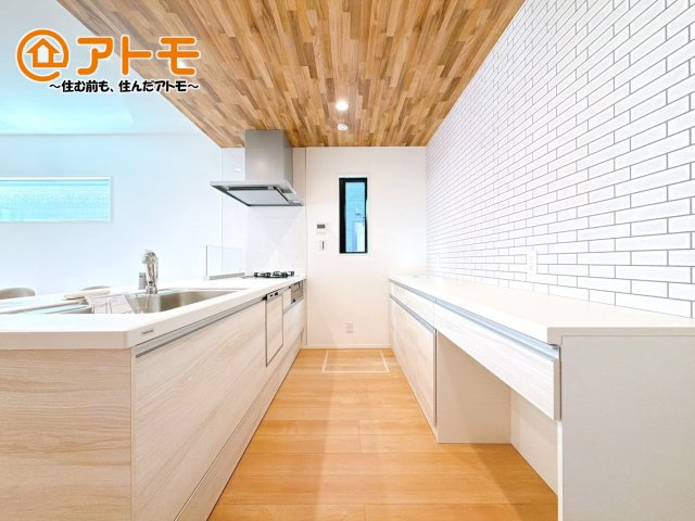 【キッチン】 | 沼津市岡宮　新築一戸建て　4号棟 | 対面タイプならキッチン内にいながらご家族やお客様との会話が楽しめます♪