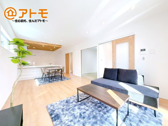 【居間・リビング】 | 沼津市岡宮　新築一戸建て　4号棟 | 家族団らんのイメージは、リビングを思い浮かべませんか？リビングこそ広々とした空間が良いですね♪