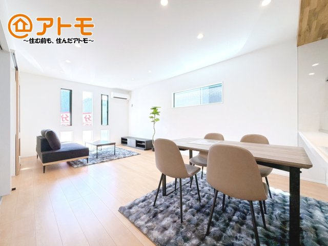 【居間・リビング】 | 沼津市岡宮　新築一戸建て　4号棟 | 広々と開放的なLDKは、家族が自然と集まる広さ♪お子様のリビング学習にもピッタリ♪