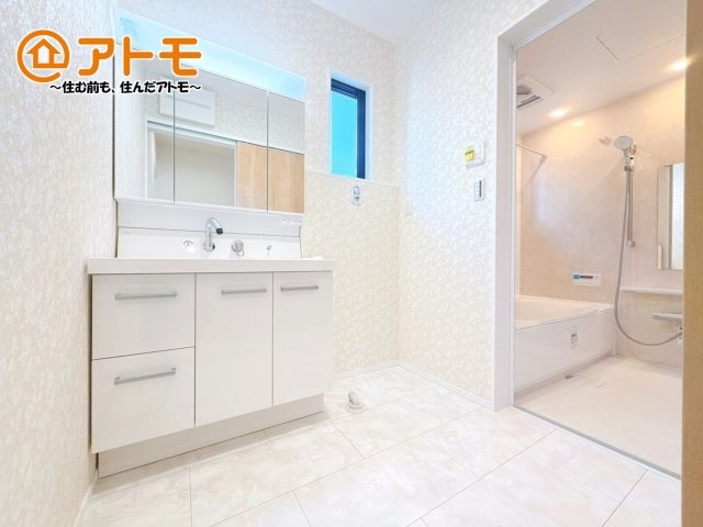 【独立洗面台】 | 沼津市岡宮　新築一戸建て　4号棟 | 洗面所って朝に混み合いませんか？広々とした脱衣所、３面鏡の独立洗面台で朝の時間を少しお手伝い♪