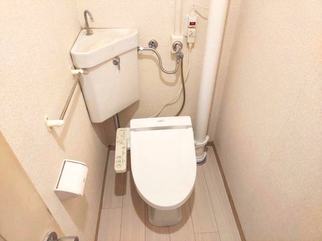 宝塚光明住宅3号棟のトイレ|温水洗浄便座付き