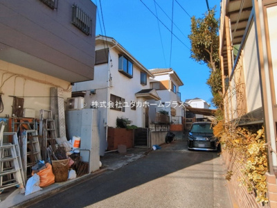 【前面道路含む現地写真】 | 東大和市芋窪４丁目　中古戸建　【全1棟】