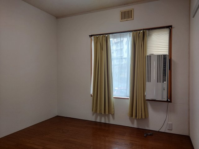 逆瀬川ハイツ3号棟の洋室|洋室西側約4.5帖