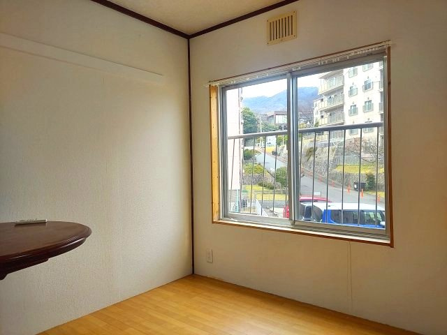 逆瀬川ハイツ3号棟の洋室|洋室東側約4.5帖
