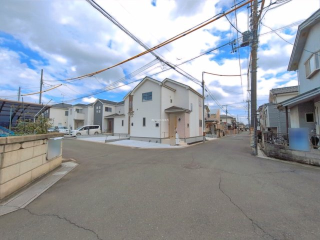 入間郡三芳町大字北永井の新築一戸建の前面道路含む現地写真|開放感のある角地に立地♪