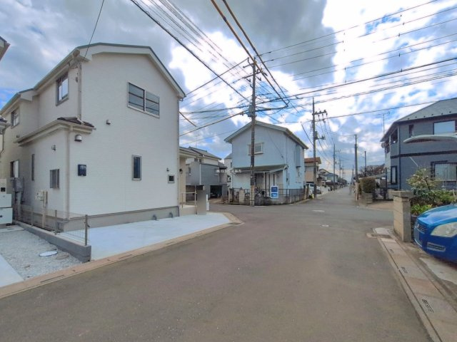 入間郡三芳町大字北永井の新築一戸建の前面道路含む現地写真|約5.6m公道です。