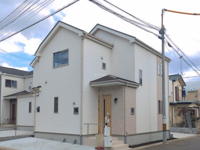入間郡三芳町大字北永井の新築一戸建の外観|2026年3月撮影　
スーパー、ドラッグストア、百均など生活に密着したお店が揃ったアクロスプラザが徒歩6分で便利！
資料請求やご見学などお気軽にお問い合わせください。