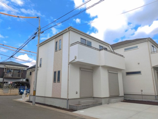 入間郡三芳町大字北永井の新築一戸建の外観|キッチンと洗面室が隣接した使い勝手の良い間取り♪
大容量のウォークインクローゼット付きの主寝室も魅力。