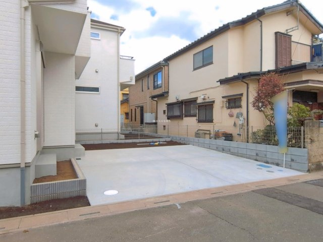 入間郡三芳町大字北永井の新築一戸建の駐車場|並列2台駐車可能なゆとりのカースペース。