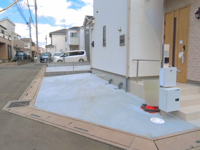 入間郡三芳町大字北永井の新築一戸建の駐車場|玄関側にも1台駐車可能です。