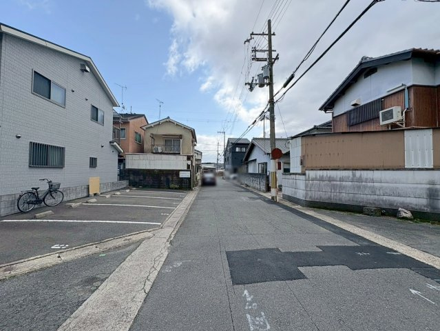 東野竹田　建築条件無土地の前面道路含む現地写真|小学校まで徒歩６分！パパママ安心の通学距離♪徒歩圏内にスーパーなどの施設も充実しております！（R8.3撮影）