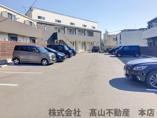 ウイングライフの駐車場