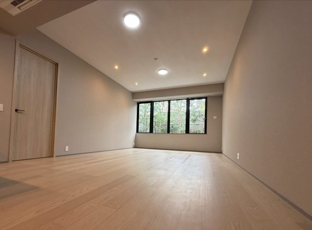 グランドメゾン渋谷大山町の居間・リビング|梁の少ない天井（天井高2.8ｍ）　