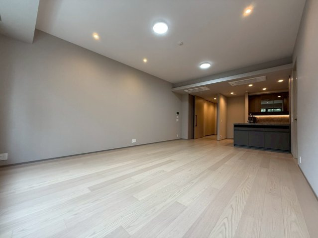 グランドメゾン渋谷大山町の居間・リビング|正方形なリビングで柱の凹凸もなく家具配置が楽