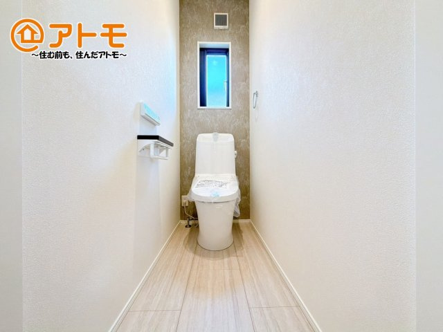 【トイレ】 | 沼津市岡宮　新築一戸建て　5号棟 | 窓があり換気もすぐにできる、清潔感のあるトイレです♪