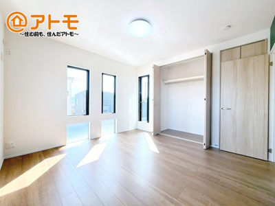 【寝室】 | 沼津市岡宮　新築一戸建て　5号棟 | 毎日すごす部屋の広さや陽当りも気になるポイントですね！現地で体感してみてください♪