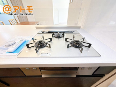 【設備】 | 沼津市岡宮　新築一戸建て　5号棟 | ３口コンロは使い勝手がよくお料理も楽しくなりそうです♪