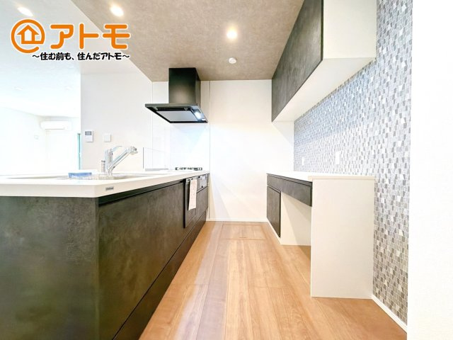 【キッチン】 | 沼津市岡宮　新築一戸建て　5号棟 | 対面タイプならキッチン内にいながらご家族やお客様との会話が楽しめます♪