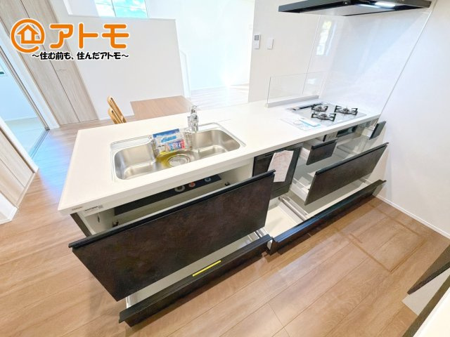 【キッチン】 | 沼津市岡宮　新築一戸建て　5号棟 | リビングで遊ぶお子様にも目が届く、安心感で選ぶなら対面キッチン♪
