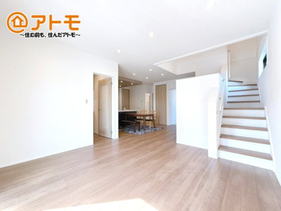 【居間・リビング】 | 沼津市岡宮　新築一戸建て　5号棟 | 広々と開放的なLDKは、家族が自然と集まる広さ♪お子様のリビング学習にもピッタリ♪