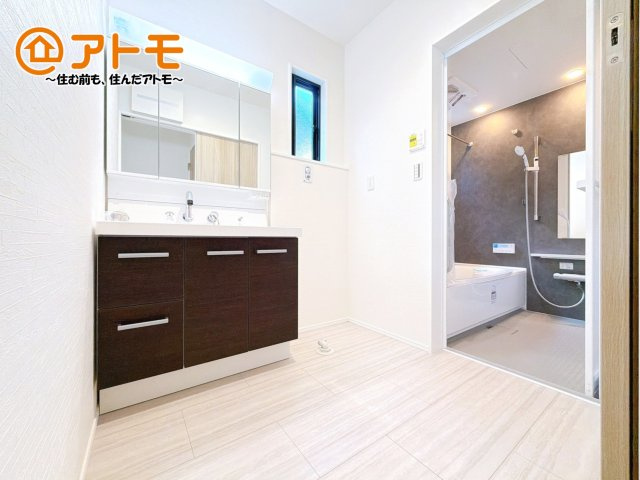 【独立洗面台】 | 沼津市岡宮　新築一戸建て　5号棟 | 洗面所って朝に混み合いませんか？広々とした脱衣所、３面鏡の独立洗面台で朝の時間を少しお手伝い♪